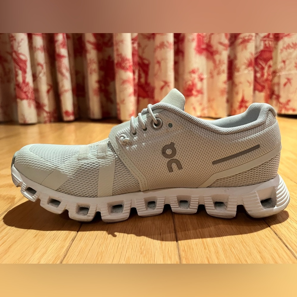Like new! Size 6. Cloud 5 On Running Sneakers